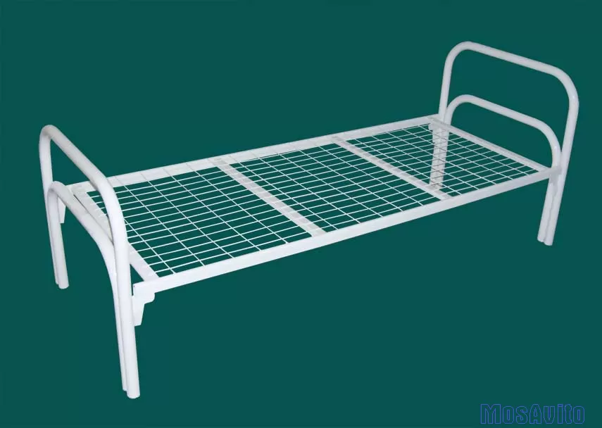 Практичные металлические кровати для номеров и строительных вагончиков