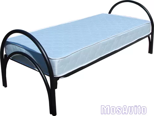 Кровати металлические, столы из ЛДСП и ДСП